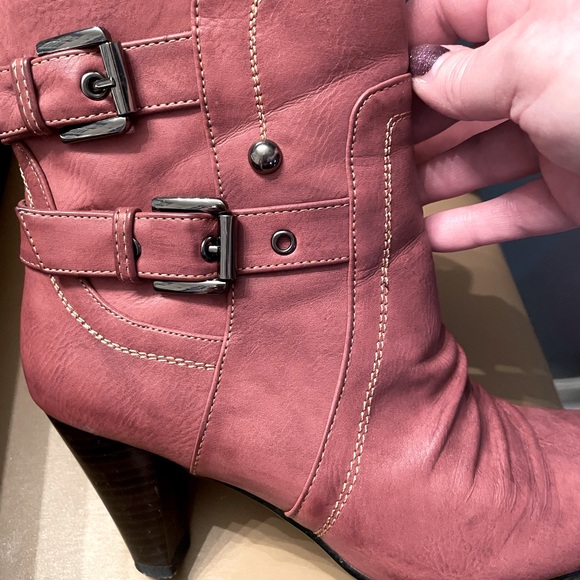 Red boots! Size 8 🍓 - Picture 3 of 7